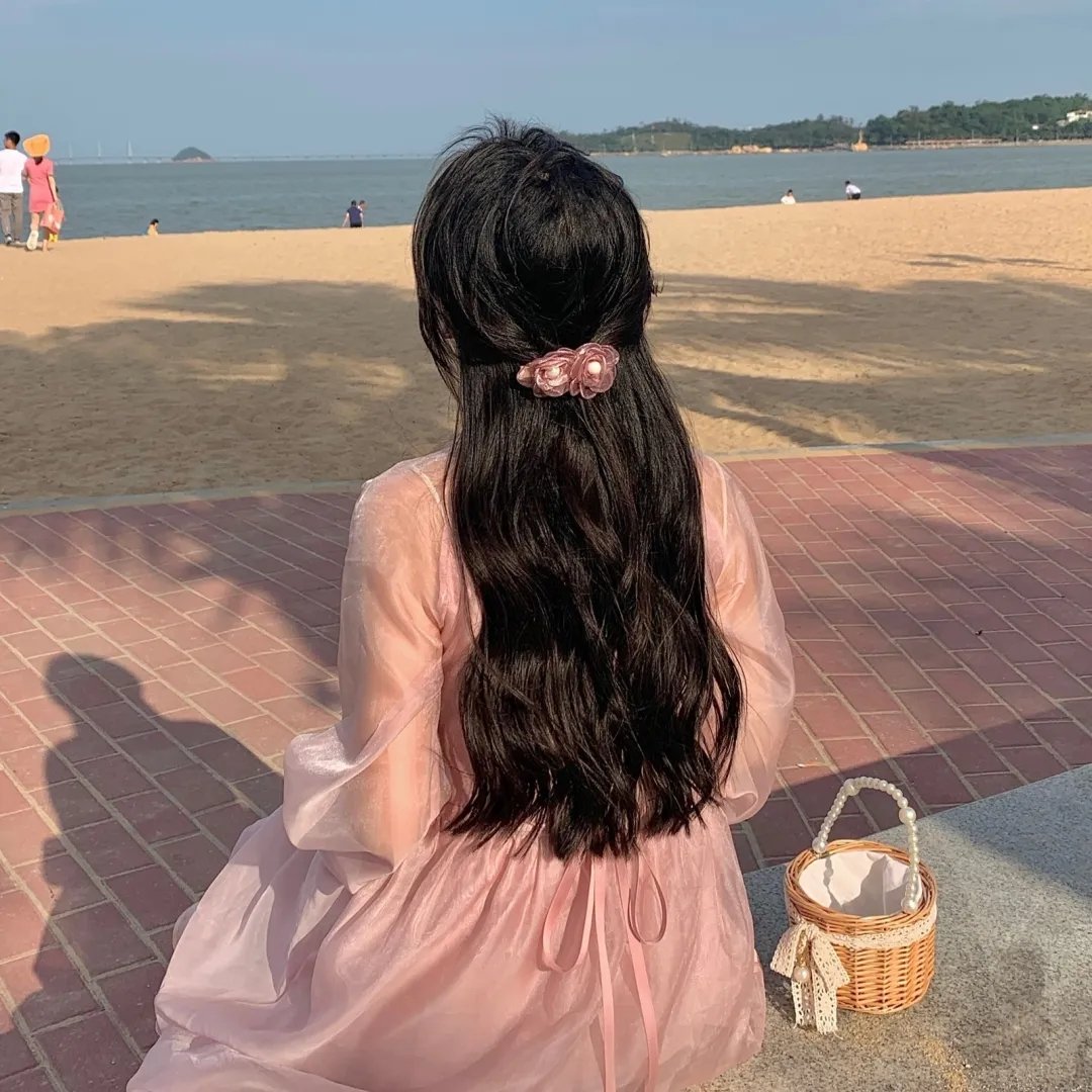 踉跄的女孩